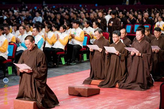香港佛陀教育協會會長領眾誠敬排班參加灑淨。